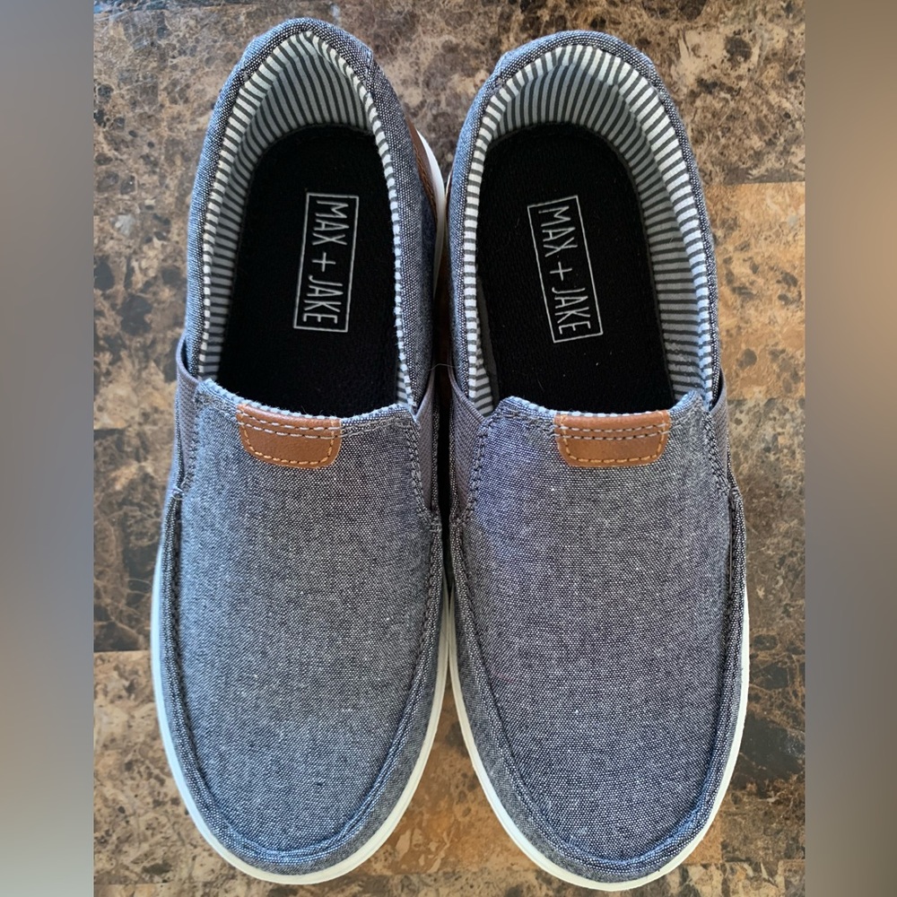 🎀3/$25🎀 NWT Max + Jake size 3 loafers.  Gray.